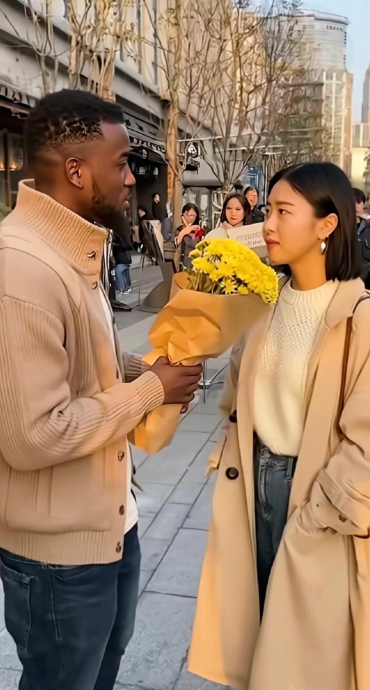 刷到异国男子街头表白被拒的视频，那句“男人守国门，女人守血脉”真的让人眼前一亮！