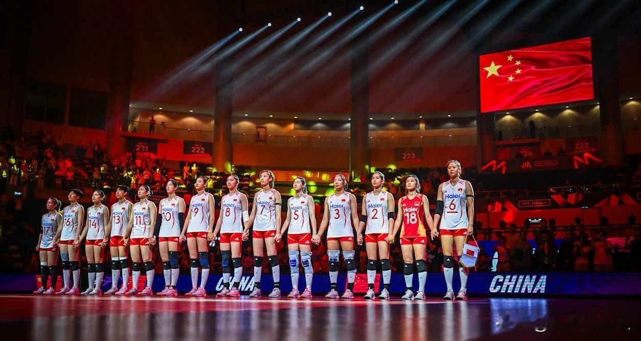 2022-2026年，世界女排格局形成三档。
第一档，世界大赛摘金夺银，至少进决