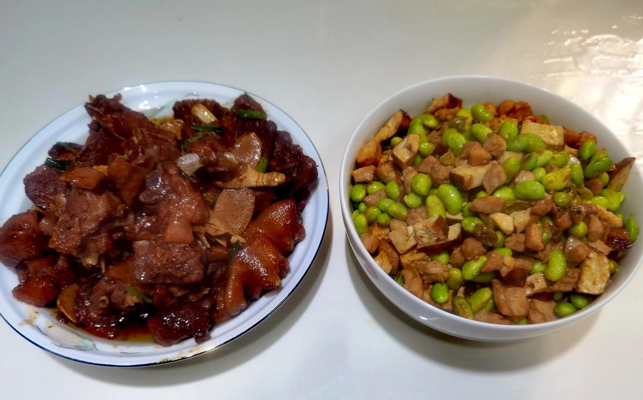 周日，女儿吃完晚饭要返校，炒两个菜给她吃。买了半只番鸭，用广东米酒炒，用老姜、生