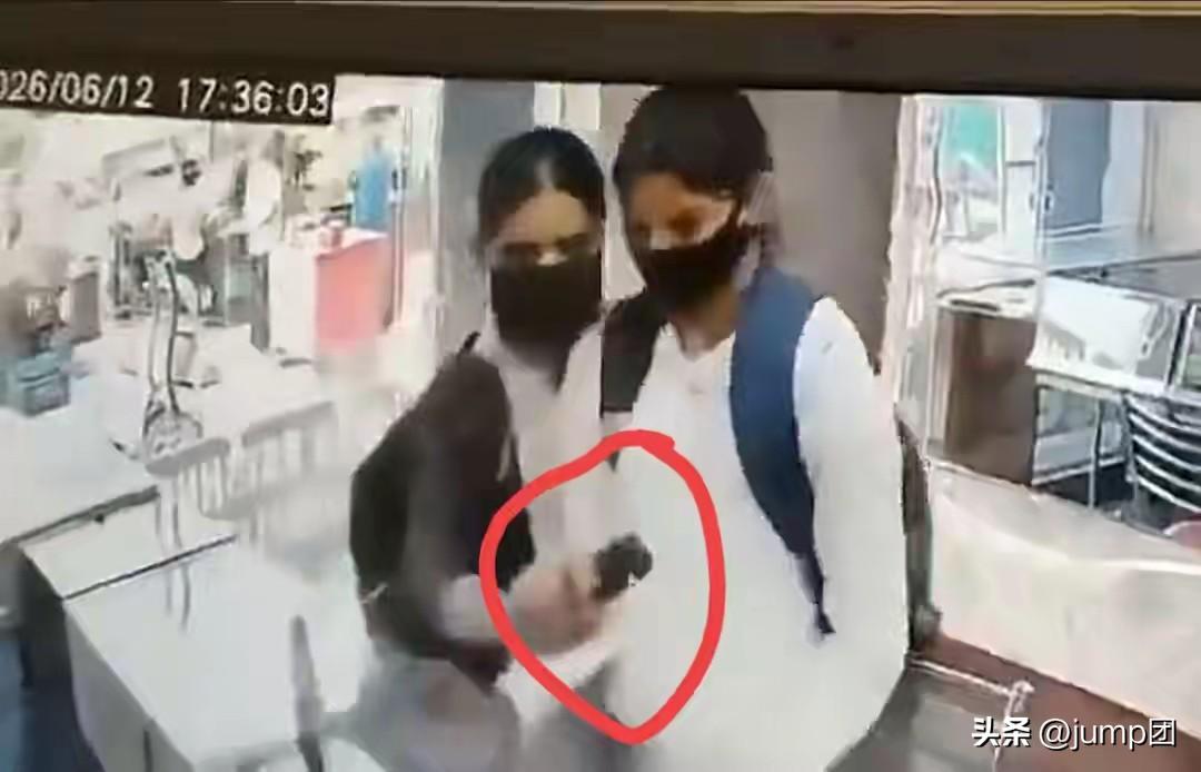 珠宝店里的监控拍下这么一幕，两个刚考完高中的印度女孩，背着书包，戴着黑色口罩，站
