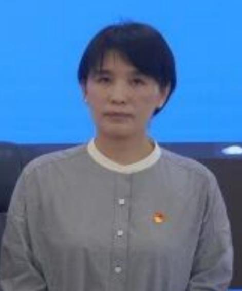雷波教体局女局长李学凤，有点“冤”，低分老师合影，县长临时提议的！原本不在议程之