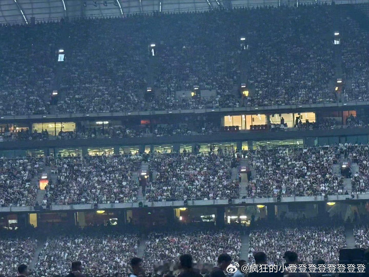 蔡依林鸟巢上座率首场爆满，全是人～真牛🐮 