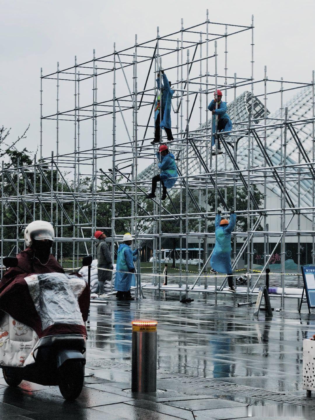 雨润姑苏，匠心筑城。在高空中搭建美好，在风雨中书写担当。摄影世界黄文说唐嫣扛剧能