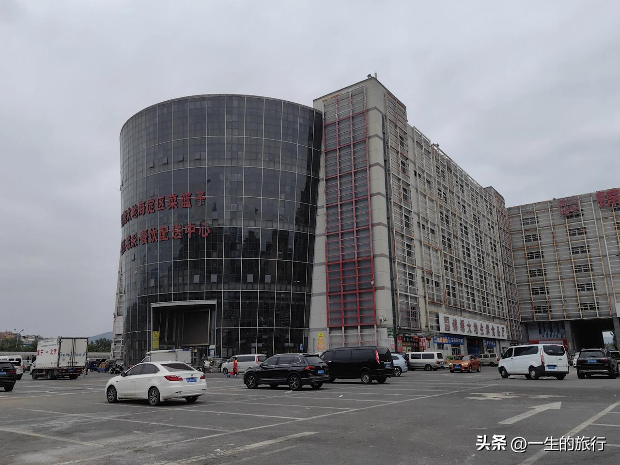京西最大的农副产品市场锦绣大地前几天和一个开烤串店的朋友聊天，偶然谈到他的食材进