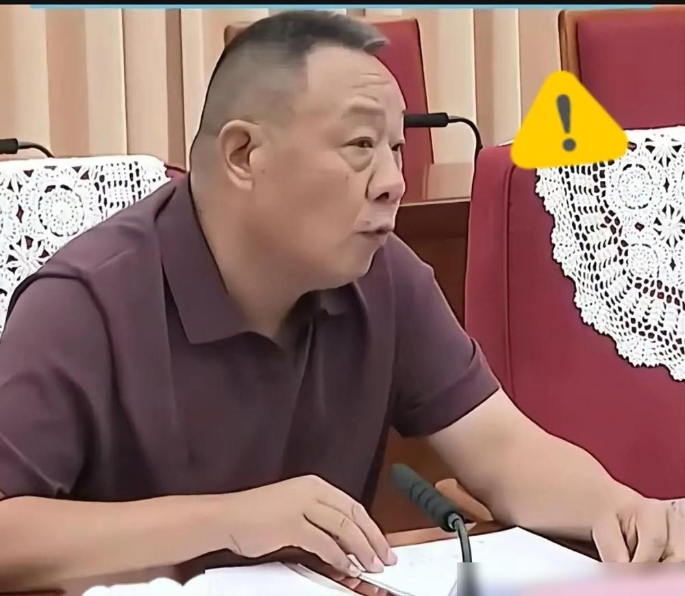 你猜怎么着？一场国家级经济座谈会，竟然被一个穿休闲衫、没带讲稿的超市老板抢了风头
