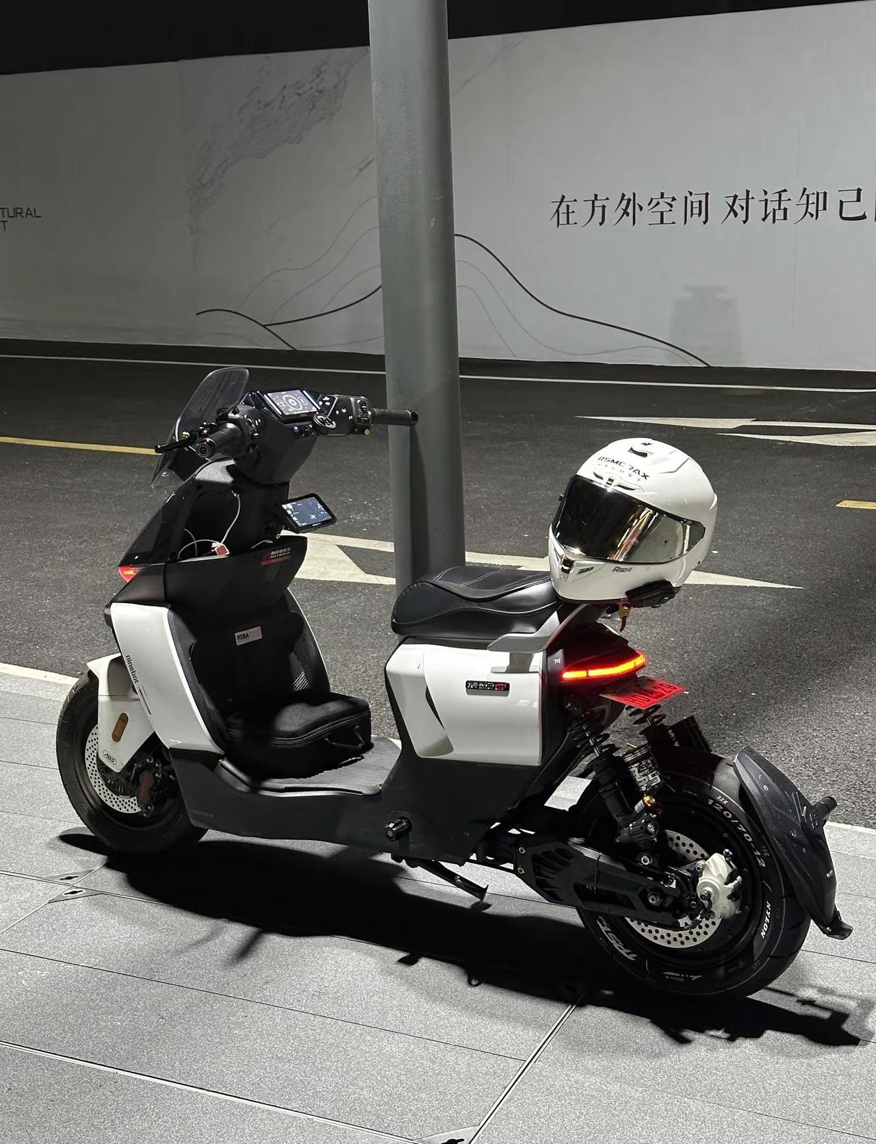 也许某天我们会在街角擦肩而过 那时我们早已经物是人非文明骑行 lr调色