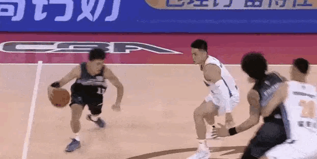 吉林82-84北京的比赛，翟晓川掩护的动作太大了，翟晓川和姜伟泽两个人距离很远，