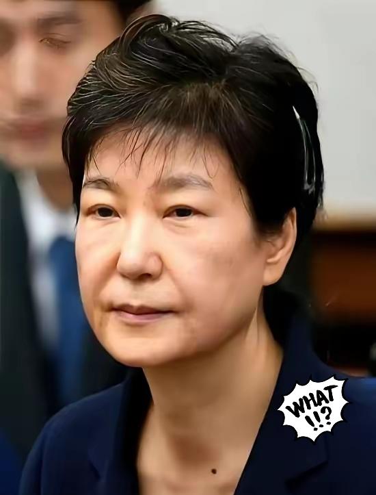 韩国政坛，真的别提有多戏剧性！
前脚，前总统尹锡悦刚被法官一锤子砸下个“无期徒刑