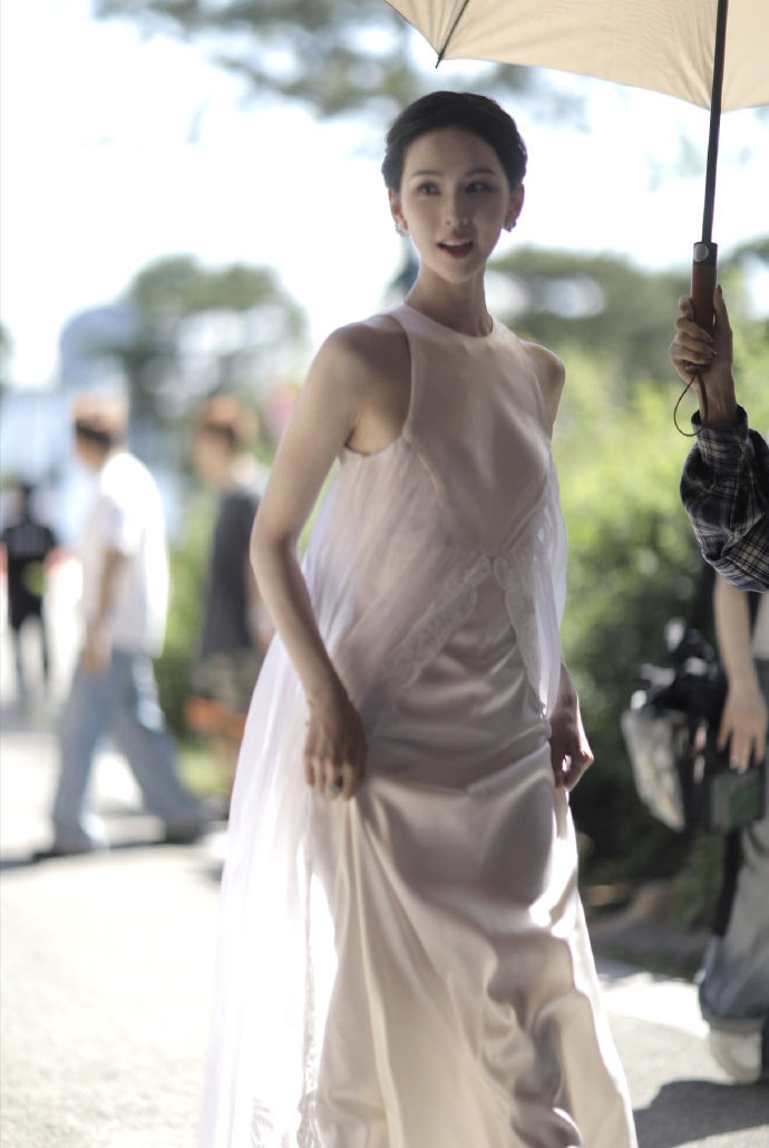 时尚文化大赏女明星造型女明星时尚文化大赏造型栩栩华生红毯周冬雨的造型总是充满惊喜