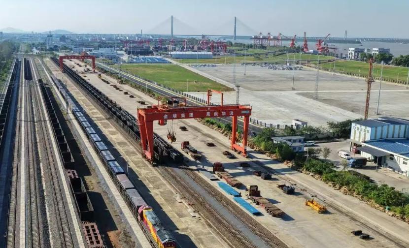 6月23日，九江城西港铁路专用线，又一列X9649次货运班列鸣笛启程。车上装的是