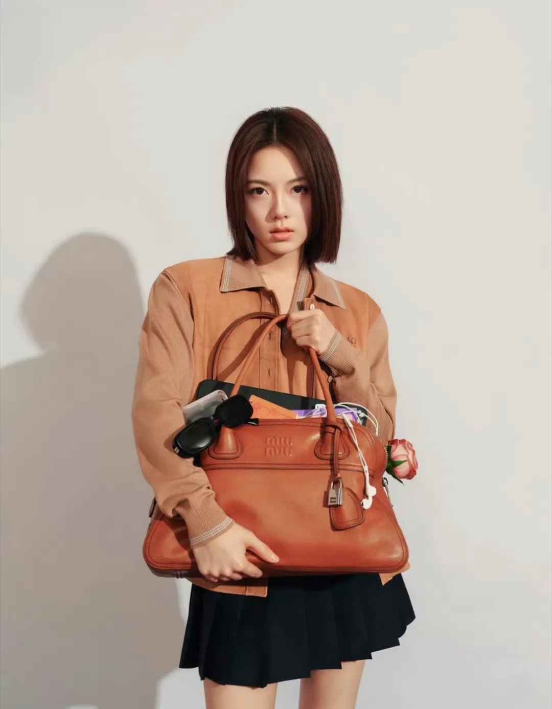 赵今麦刘浩存miumiu杂志封面miumiu今天给赵今麦和刘浩存都推了杂志，同样