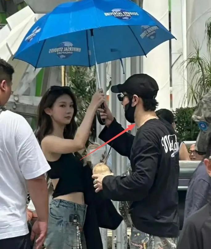 新恋情疑曝光！48岁黄晓明环球影城被偶遇：伞面偏向26岁女友胡冉儿那侧，半边脖子