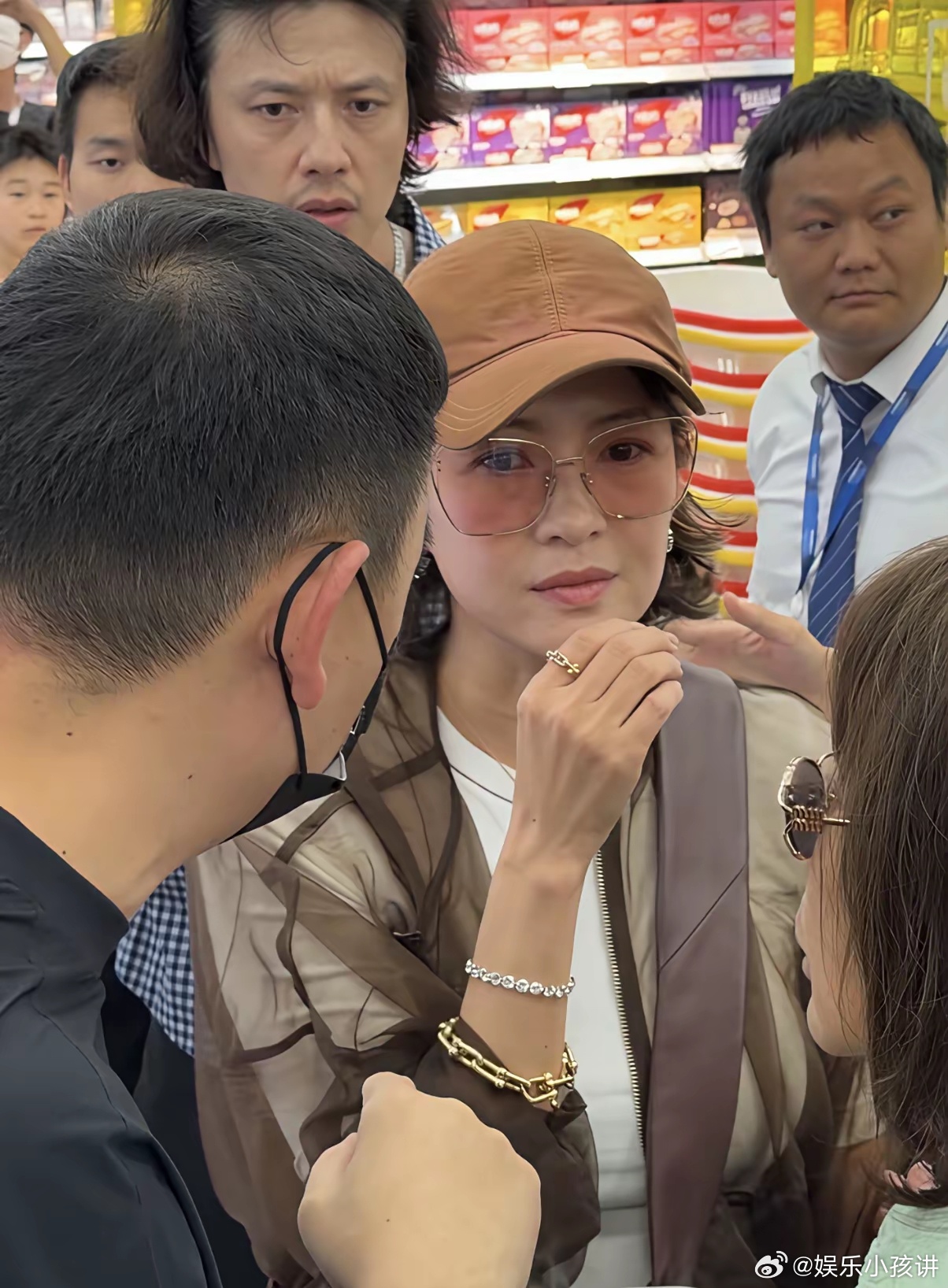 47岁章子怡现身湖南长沙一间大型零食商场，她的穿衣打扮很时尚，身材丰腴了不少，脸