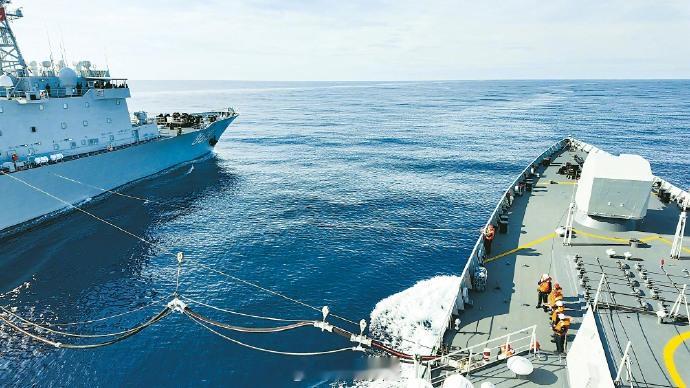 【劈波斩浪补给忙——中国海军第48批护航编队海上补给见闻】日前，非洲东部某海域，