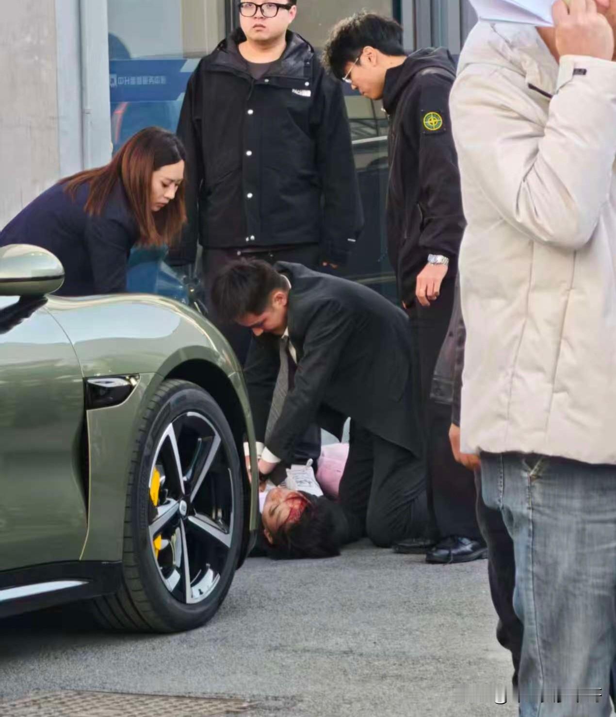 对某款车车主是黄毛的印象愈发根深蒂固了。
这事也着实倒霉。12月15日，网传多段