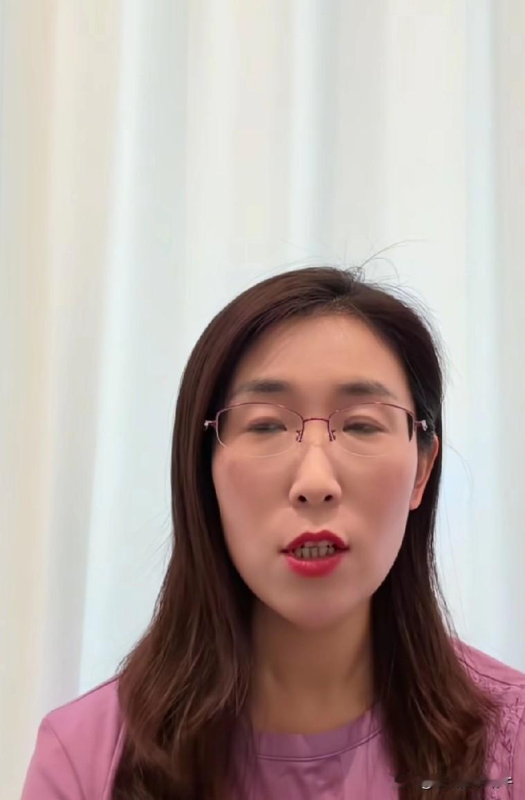 朱女士的面相的确不怎么好，生活中这样的女人也很难缠，后续不知道会怎么发展？
但是