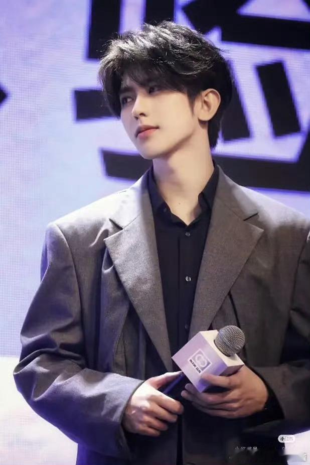 果然是红气养人，蔡徐坤比之前胖了好多 