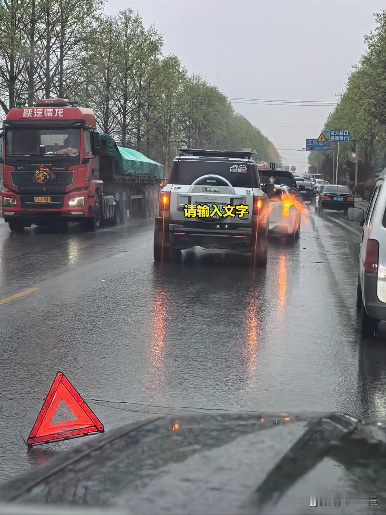 前面这车的屁股怎么凹进去了？
后面这车的前脸怎么屁事没有？
你这豹8也不是竞技杠