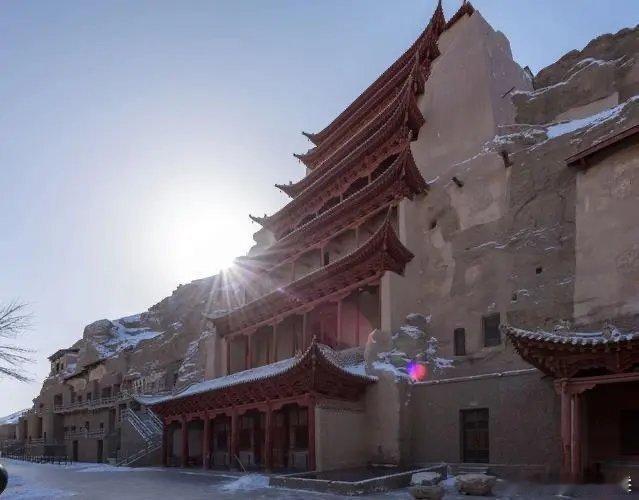敦煌，实乃旅游佳处。领略其风光，方知古人在此设关之因，景致独特，令人心醉神迷。 