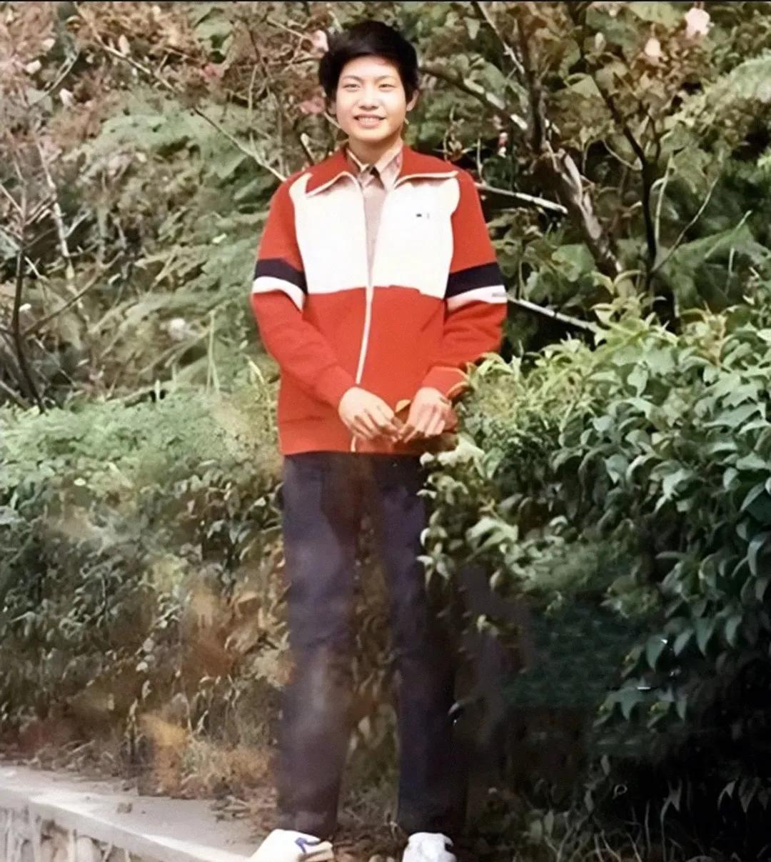 在90年代，雷军还是一名大学生，他的青涩形象被定格在了一张老照片上。照片中的雷军