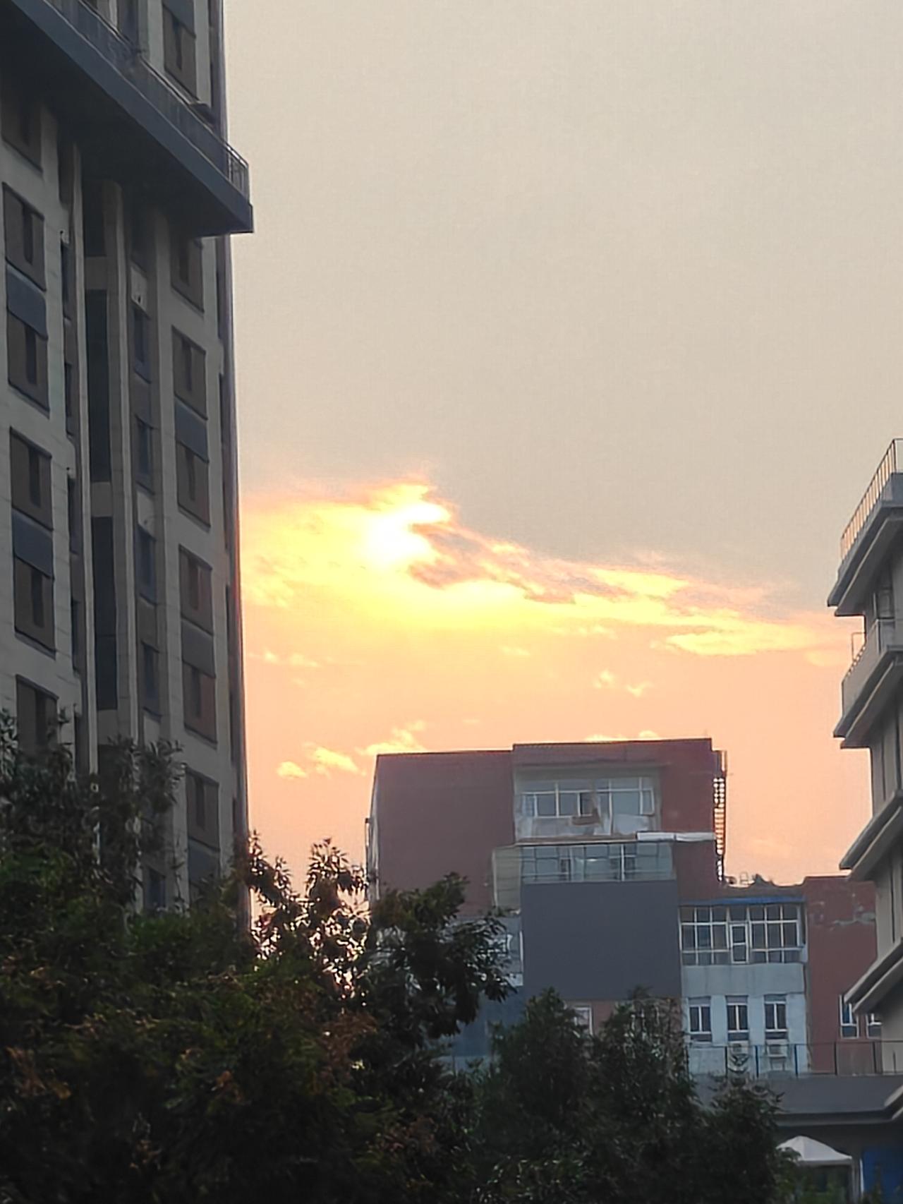 晒图笔记大赛中秋节的夕阳，在乌云遮挡下放出耀眼的光芒。
