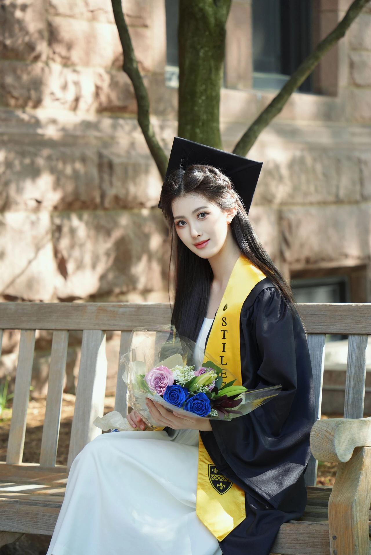 毕业季的甜美瞬间，花束与学士服的完美搭配🎓💐