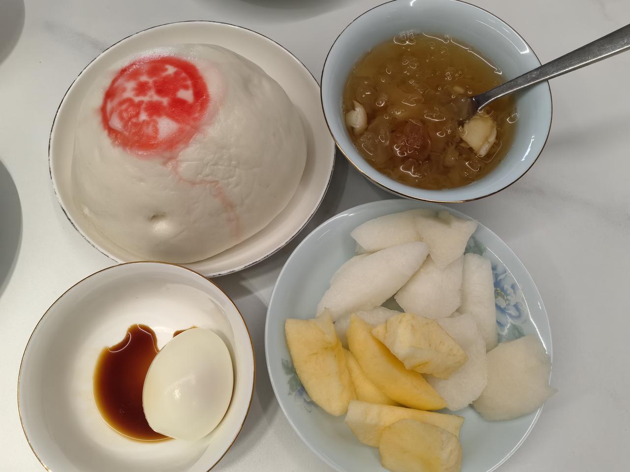 晨起，拿出一个大馒头，一个鸡蛋，蒸锅里加热15分钟。昨日电饭锅里预约的银耳百合汤