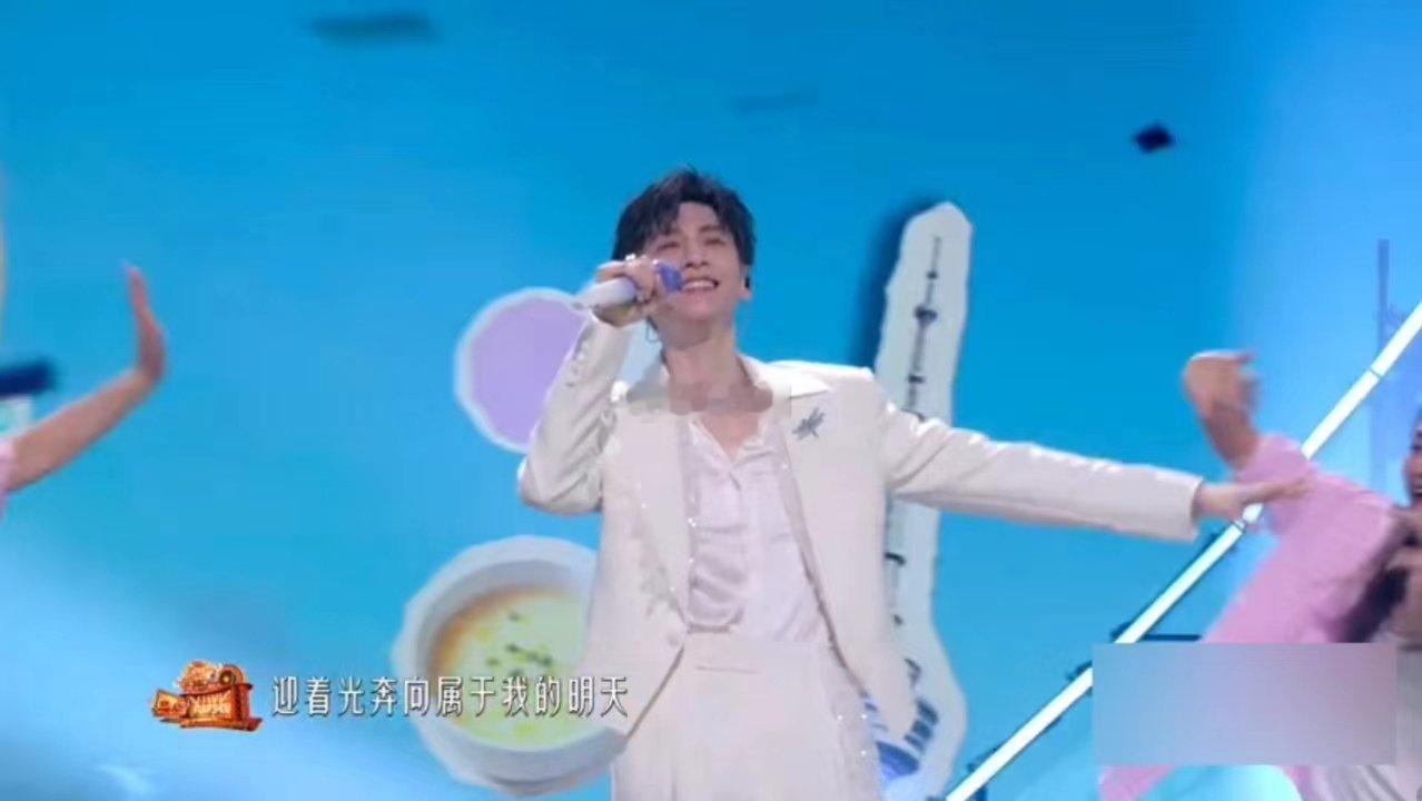 罗云熙新一天舞台活力满满罗云熙把满满的元气倾注于《新一天》舞台，明快的编曲烘托情