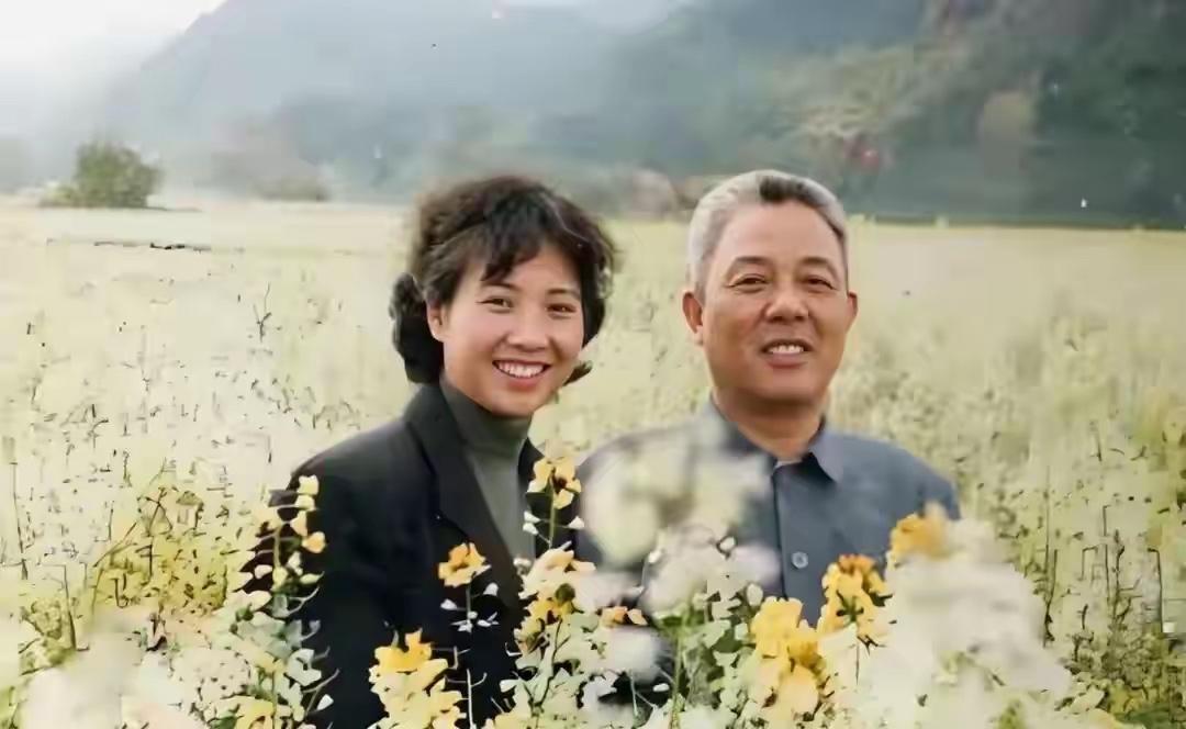 1959年，开国上将被迫离婚，独自带6个娃，毛主席说：天涯何处无芳草，后来将军还
