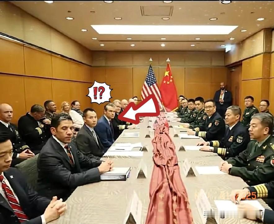 赫格塞思这操作也是够让人吐槽的！

按理说，堂堂国防长重大场合应该穿军装的，没想