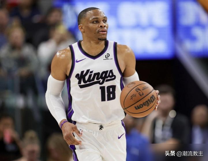 威斯布鲁克冲上历史助攻第五，可对手压根不防他，五米外直接放空。就离谱。
国王半