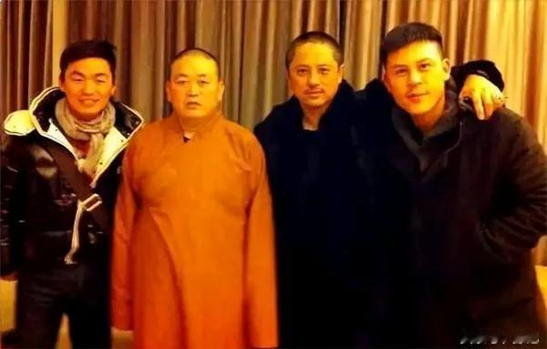 虽然王宝强的师傅不是释永信，但王宝强之前也是很敬重他的。他们曾经的合照，谈笑风生