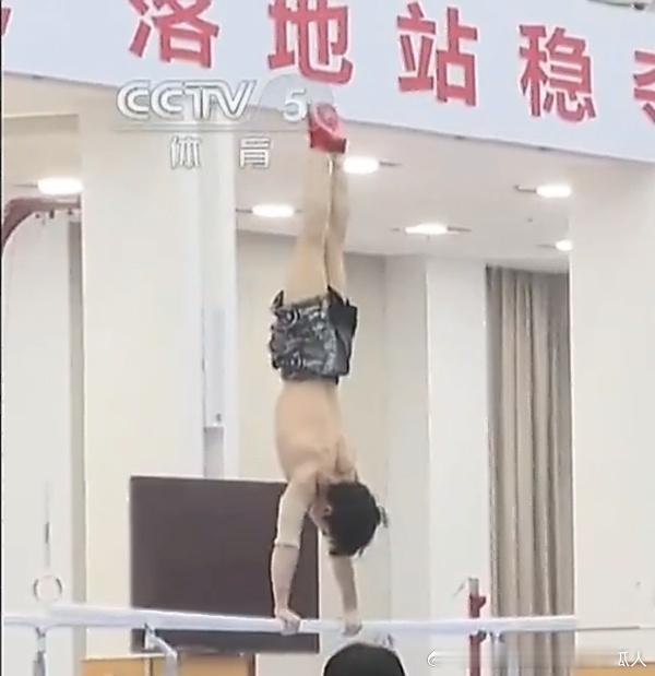 央妈有新闻了，有茶镜头，茶真是独爱这条花裤子，还穿了红袜子。3.14和瑞士男队有