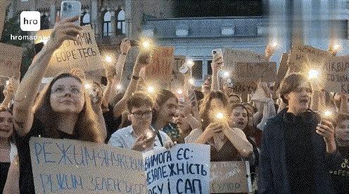 【泽连斯基签署限制反腐部门独立性法令引发抗议潮，这事怎么看？】
1、在战时，稳定