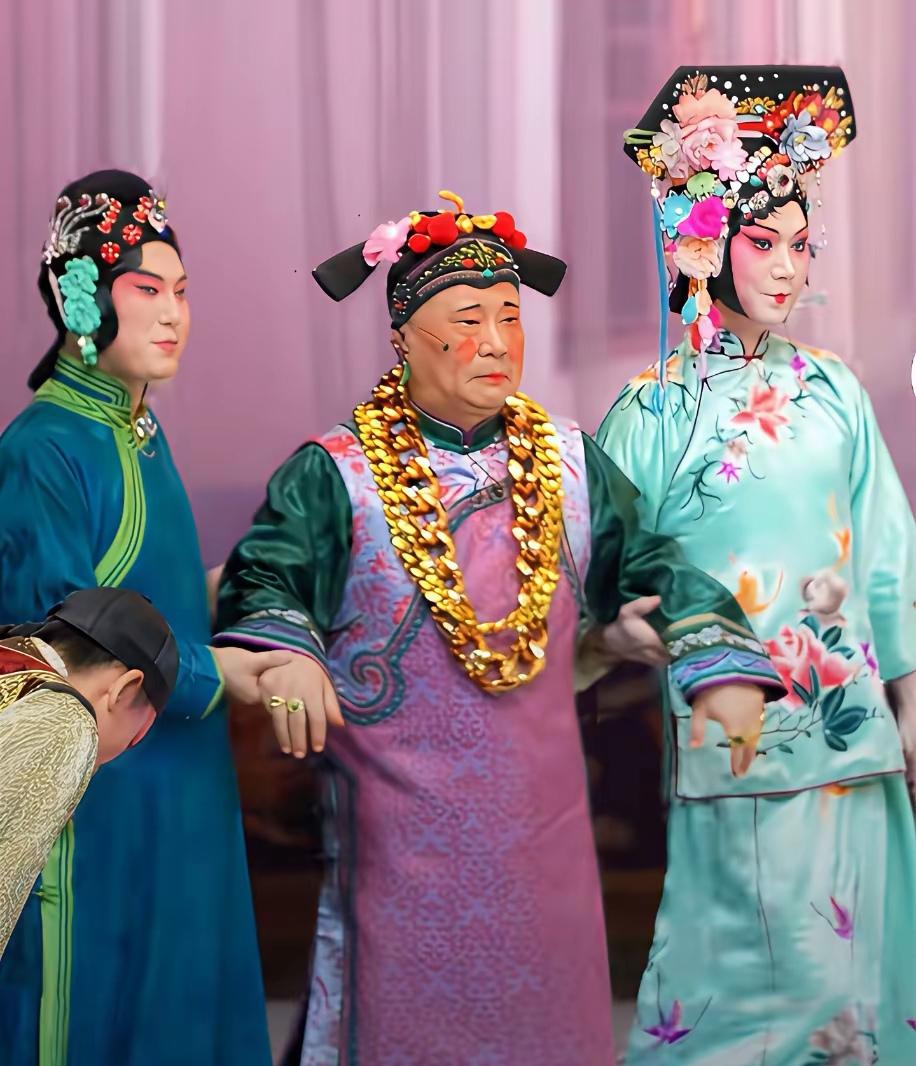 老郭是说相声的，
最近却喜欢玩跨界，
大家觉得这戏曲扮相怎么样？