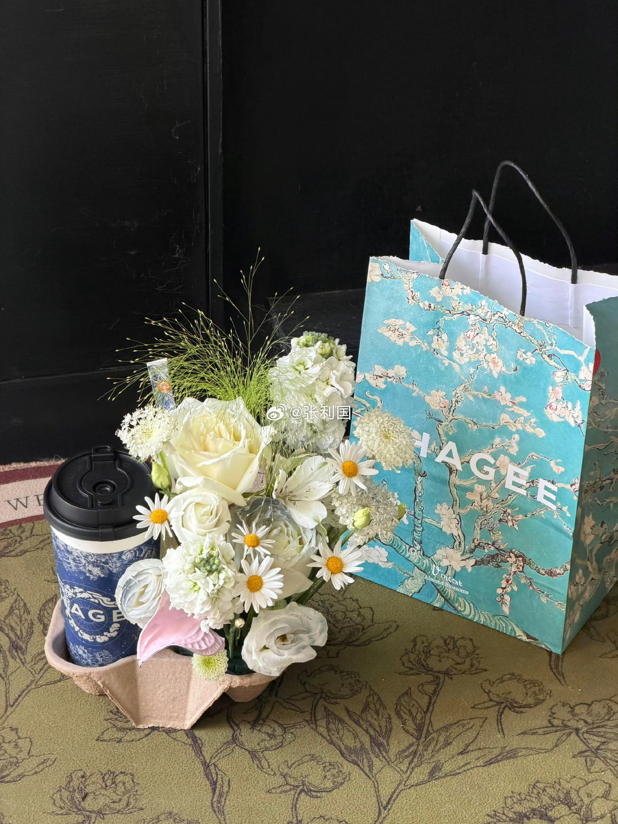我本身就是一个很普通的男孩。长得不帅，也没有什么钱，本身也不够优秀，所以我从来不