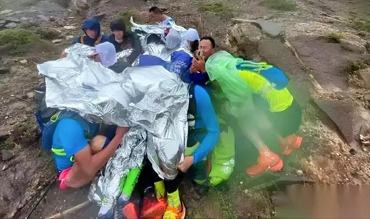 徒步遇险情！搭子竟集体跑路？

江苏姑娘在4700米党岭山，因高反命悬一线时，网