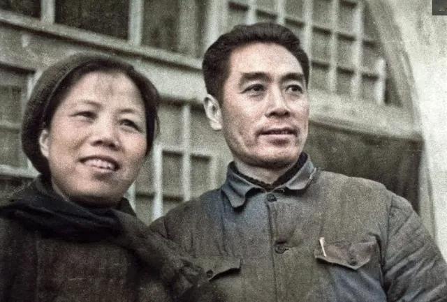 这是46岁的周总理和妻子邓颖超的真实容貌，都看看吧，照片拍摄于1944年，值得人