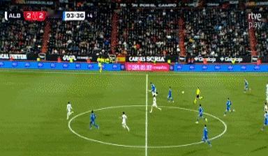 皇马又翻车。
 

阿隆索刚被巴萨打下课，阿韦洛亚第一场就带队去西乙送人头。
 