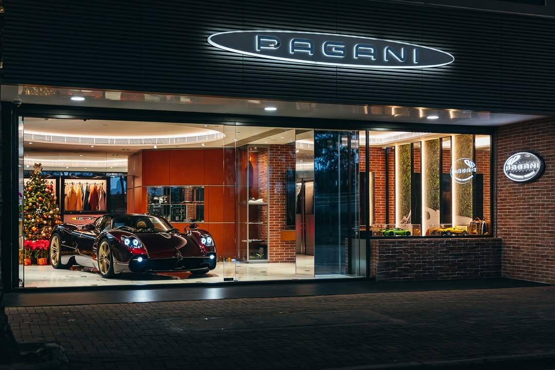 身披酒红色碳纤维Pagani Utopia Roadster作为今年S...
