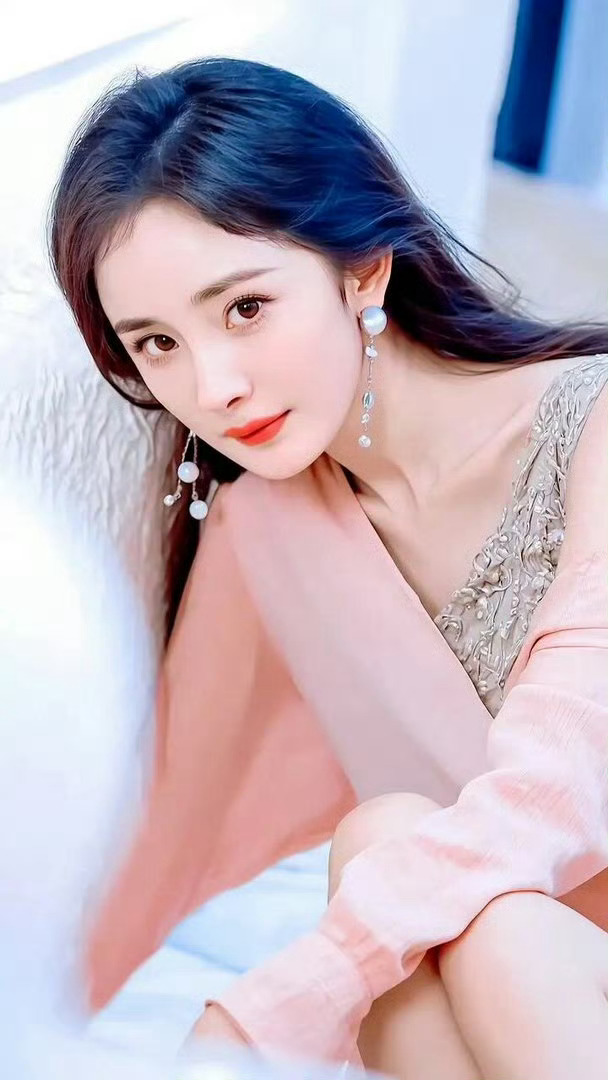杨幂生图的状态随时在线🥀随便一张路人直拍都出圈，拍戏活动两头奔波看不出疲惫，皮
