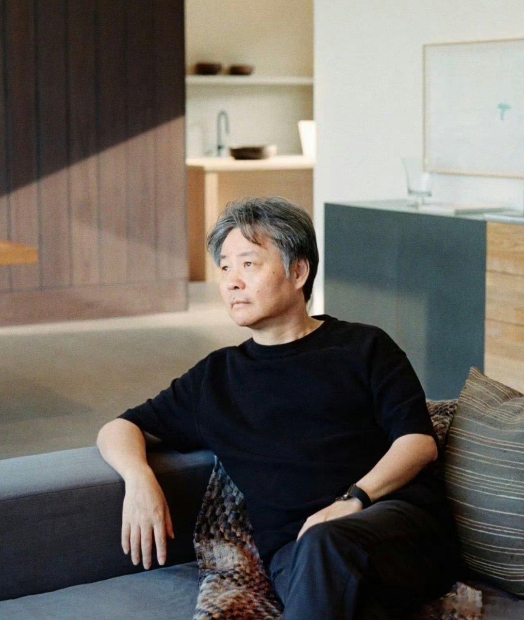 余华老辈子上网主打一个实诚西湖打卡热潮遇上余华，评论区心愿满满，老师真诚回应每一