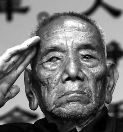 村里有个从长津湖战场上活下来的老人，这么多年来，他一直就是在村里务农，没有提任何