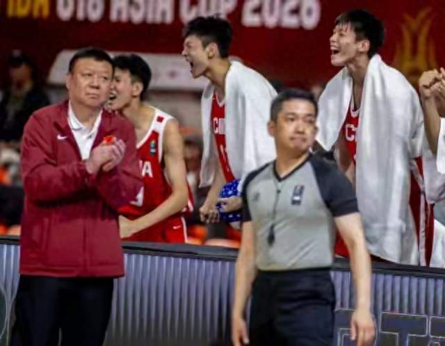 判罚尺度引争议! U18男篮亚洲杯不敌澳洲，主教练当场怒喷裁判