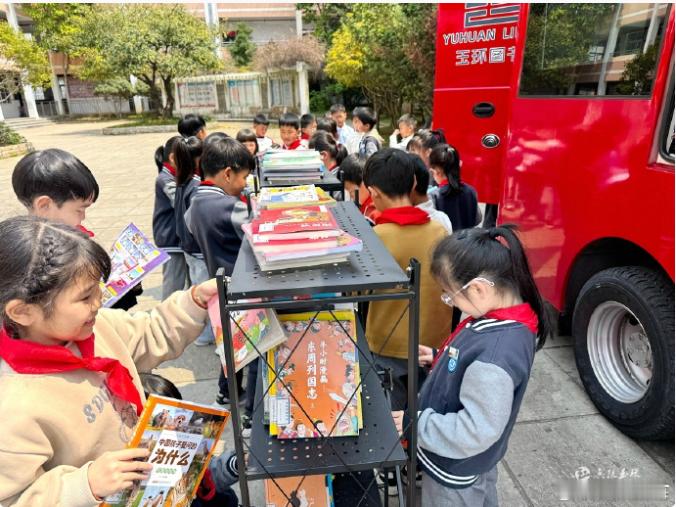 玉环移动书城打通乡村孩子书香路 浙江玉环 “小红车” 移动图书馆驶入龙溪小学，七