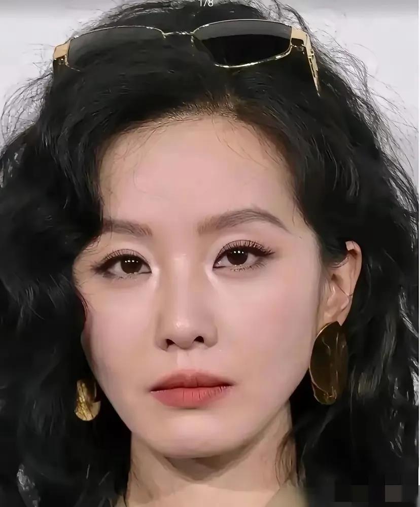 女人幸不幸福看五官变化就能看得出来。
看看刘诗诗自从结婚后看着像黑化一样，
面相