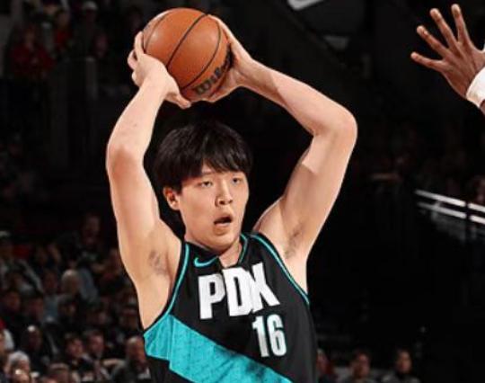 北京时间11月19日，NBA常规赛开拓者110-127不敌太阳队，遭遇三连败！