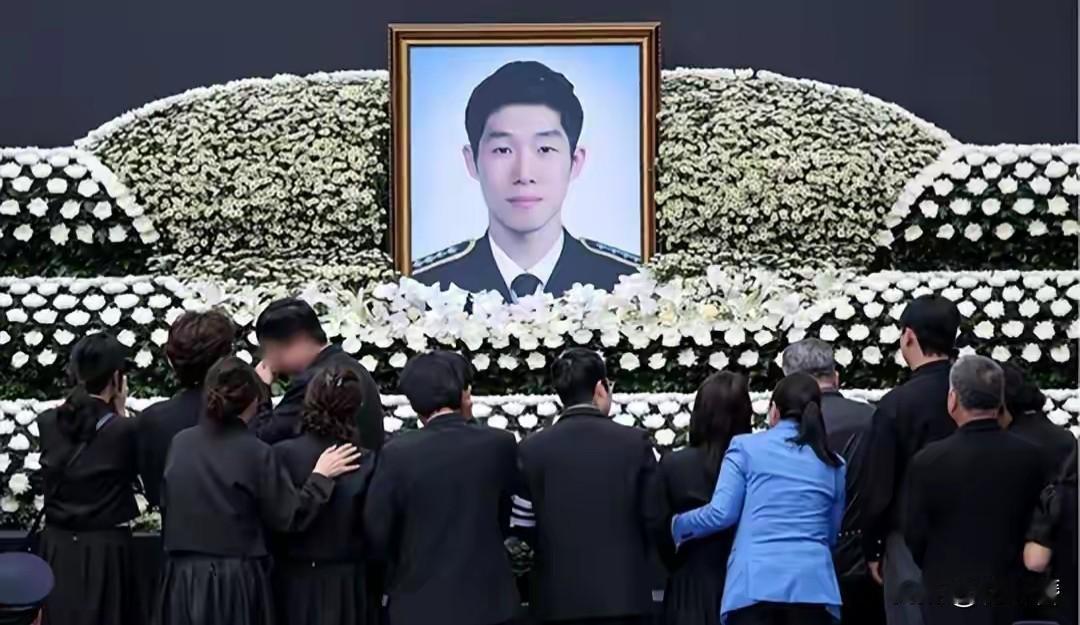 34岁的韩国海警李宰硕没了，为救70岁中国老人，他把救生衣让出去，最后永远留在滩