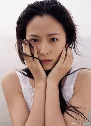 江一燕容貌出众，是那种清新脱俗的氧气美女，只可惜情感之路颇为波折。去年还沉浸在她