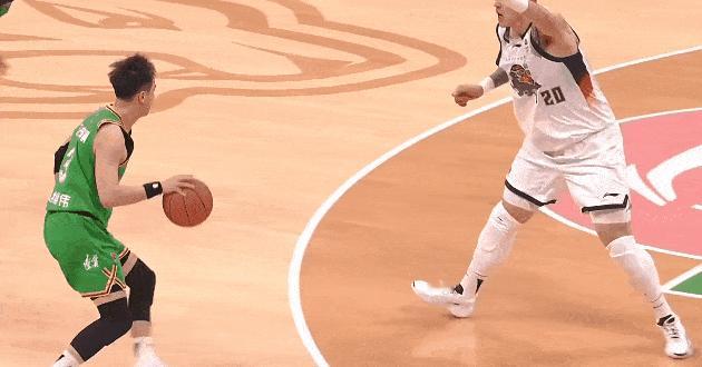 辽宁打出出色团队配合，赵继伟击地助攻莫兰德暴扣




辽宁打出出色团队配合，来